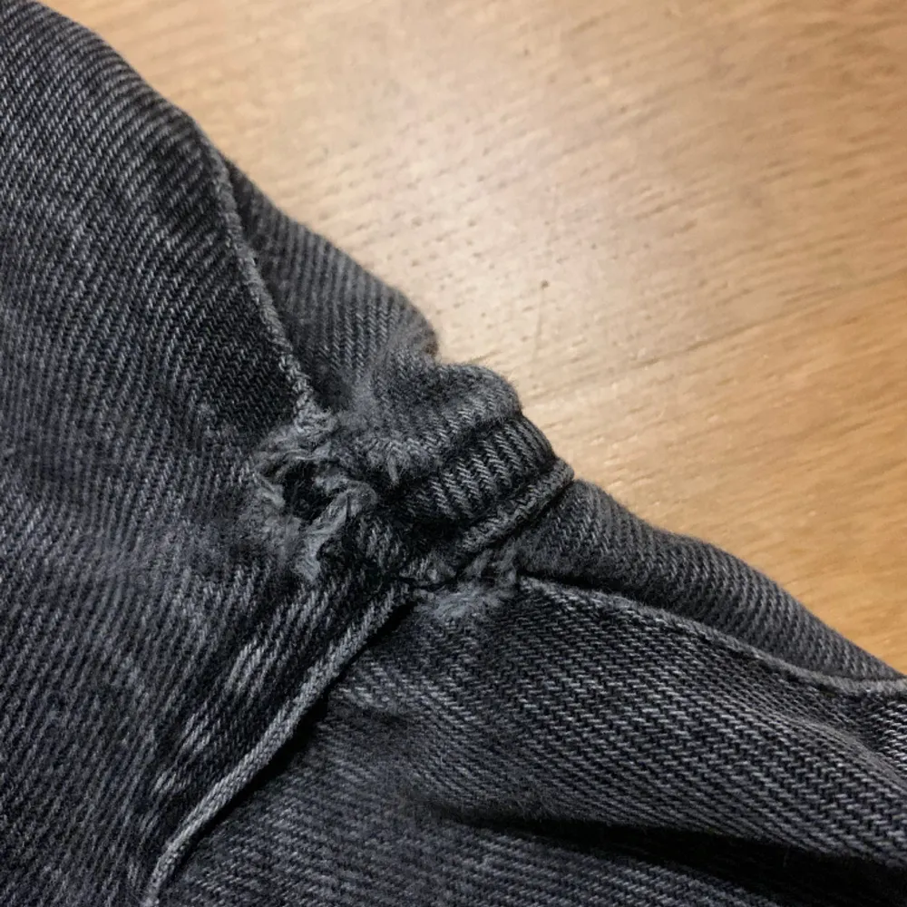 Nästan som nya , har bara en slitning mellan benen men inte sönder! Syns inte när man har den på+ fri frakt . Jeans & Byxor.