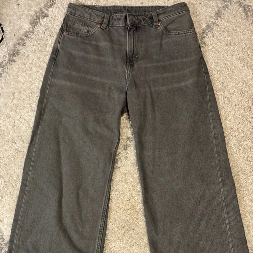 Lågmidjade baggy jeans från Monki. Bara testat en gång. Värde 498kr. Storleken står i tum (s/xs). Jeans & Byxor.