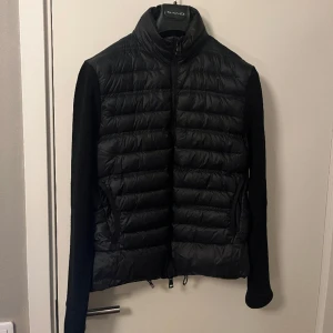 Moncler cardigan  - Säljer min Moncler cardigan i svart, skick 9/10 inga skador eller annat finns, köpt från mytheresa (kvitto finns). Äkthetsbevis finns samt NFC