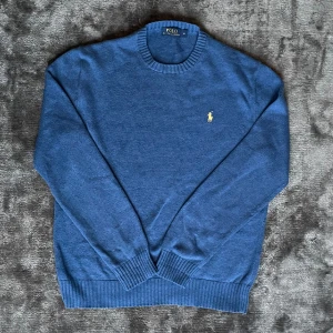 Ralph Lauren tröja - Säljer min fina Ralph lauren stickad tröja i storlek M. Den är i fint skick och äkta solklart och färgen är blå. Om du har fler frågor så e det bara att skriva😊