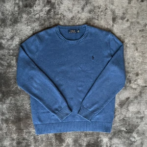 Ralph lauren tröja - Säljer min fina Ralph lauren stickad tröja i storlek M. Den är i fint skick och äkta solklart och färgen är blå. Om du har fler frågor så e det bara att skriva;)
