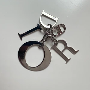 Dior accessoar - Snygg nyckelring eller väsksmycke med silverfärgade bokstäver   Kontakta mig för köp 😊
