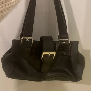 Handväska  - Väska från collection debenhams. Har lite defekter (därav priset). Bara att be privat om fler bilder. Bredd: 30cm höjd: 15cm Använder bara köp nu funktionen när det gäller betalning ❣️