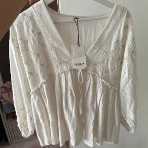 Blus  - Säljer denna fina blus från Pull & bear. Riktigt fin och har inte används mycket. Första bilden är lånad❤️