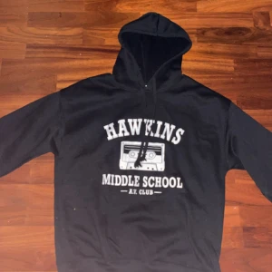 Stranger things hoodie - Köptes 2020 och är nästan aldrig använd