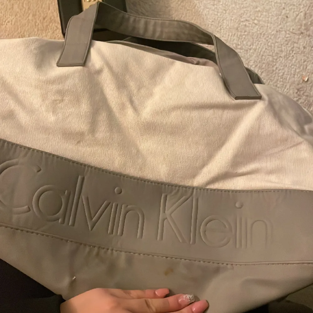 stor väska med mycket utrymme Calvin Klein Duffle White Gray Weekender Bag. Väskor.