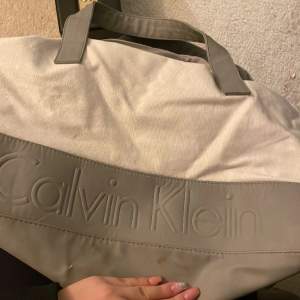 stor väska med mycket utrymme Calvin Klein Duffle White Gray Weekender Bag