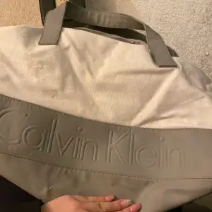 stor väska med mycket utrymme Calvin Klein Duffle White Gray Weekender Bag