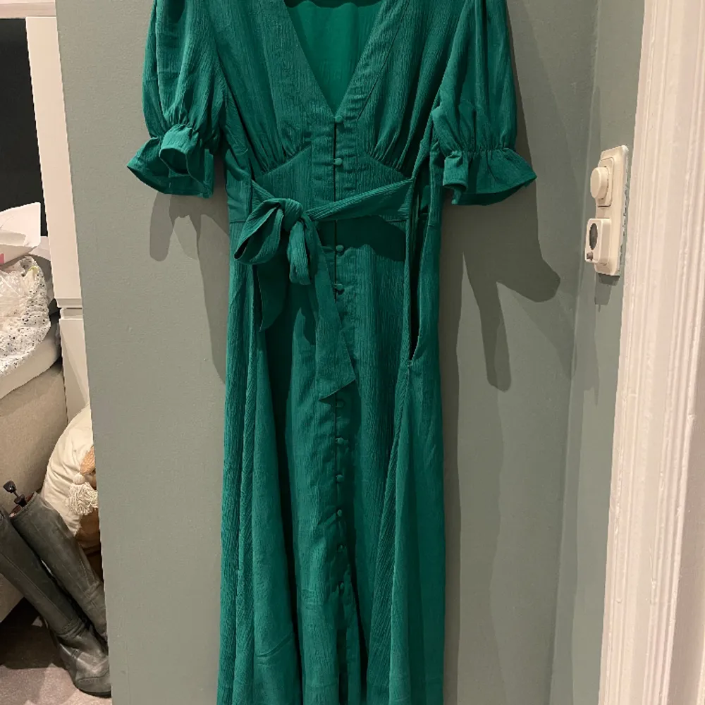 Superfin grön klänning, med knytning i rygg. Nyskick, använd 1 gång (890kr ny). Klänningar.