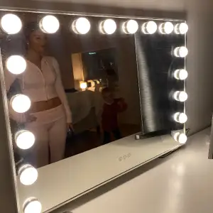 Säljer denna så fina smink spegel köpt för 5000, går att ändra tre olika färger och ljusstyrka. Älskar denna spegel men ska flytta så behöver säljas!!💞