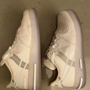 NIKE AIR FORCE 1 REACT - WHITE/LIGHT BONE-SAIL-RUSH CORAL US 11 Begagnade