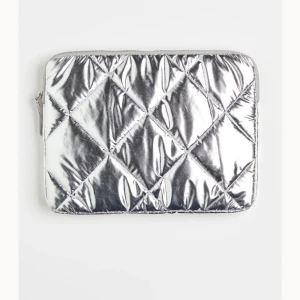 Datorfodral  - Säljer detta eftertraktade datorfodral från H&M! Finns tecken på användning där man kan se att färgen har gått bort på vissa ställen! Därav priset.❤️‍🔥Köpte för 149kr