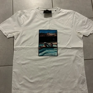 Limitato tshirt  - Limitato t shirt i väldigt bra skick. Använd ett fåtal gånger men har däremot blivit 2 små hål som inte syns vid användning. Nypris 1800