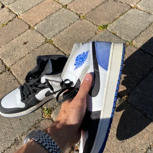 Jordan 1 - Nike Jordan 1 mid. Skick: 9/10. Knappt använda. Köpta på Footlocker i Stockholm, kvitto och box ingår.