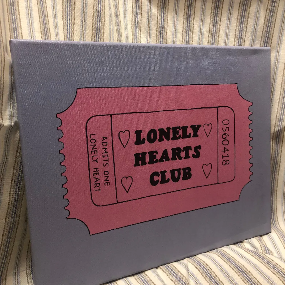 Handmålad tavla med motivet ”lonely hearts club” . Övrigt.
