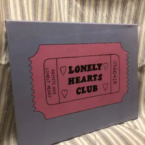 Handmålad tavla med motivet ”lonely hearts club” 