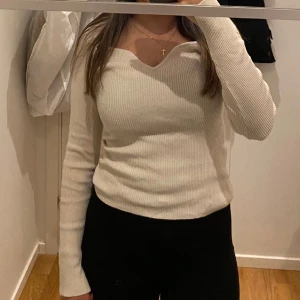 Tröja  - Snygg tröja , använd endast engång , slits på ärmarna! 