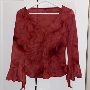 Topp  - Hej säljer denna toppen! Prisförslag tas gärna emot! Har inga bilder med den på men den är storlek S och sitter väldigt fint i midjan. 