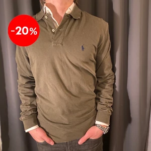 Ralph Lauren stickad rugbytröja - Säljer nu en mörkgrön Ralph Lauren rugbytröja i jättefint skick, 8/10. Klassisk exsklusiv färg som passar till allt året om, sommar som vinter. Nypris 2299kr, mitt pris 599 NU BARA 480kr! 🚨. Priset är förhandlingsbart vid snabb affär, paketpris kan fixas!