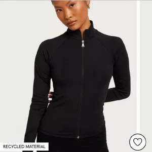 Tränings tröja💝 - Säljer denna helt nya tränings tröjan i svart från Nelly😻säljer pga att jag har 2 och behöver inte de💗även lite lik tränings tröjan från lululemon fast billigare pris💞