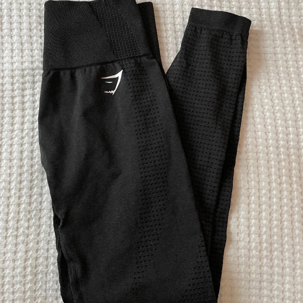 Säljer mina svarta gymshark tights då dom inte kommer till användning 🖤 Uppskattar en snabb affär. Jeans & Byxor.