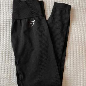 Säljer mina svarta gymshark tights då dom inte kommer till användning 🖤 Uppskattar en snabb affär