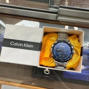 Calvin Klein Klocka  - 44 mm marinblå herrklocka. Är nästan aldrig använd. Köpt på lyxxa.