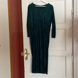Klänning - Grönblå klänning från Rut&Circle. Använd ett fåtal gånger, storlek L 