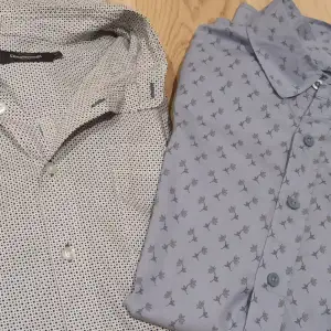 Två jätte fina skjortor från Dressman med kort ärm! Storlek XL varav den blåa är helt oanvänd.  Båda är 100% bomull Perfekt för många olika tillfällen, såsom en fest eller ett firande under sommaren eller nyår👍