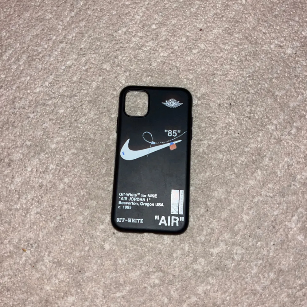 Nike OffWhite Iphone 11 Skal köpt 1 år sen för 450 kr! Bra skick.. Accessoarer.