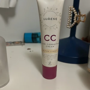 Lumene cc cream - Säljer denna då färgen inte passade. Perfekt som bas för sminket, har endast använt två gånger. 