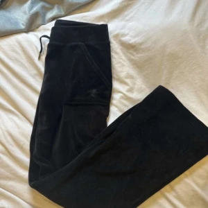 Juicy cotoure byxor - Juicy byxor med juicy på bakdelen av byxorna, knappt använd och i jätte bra skick, storlek S på byxorna, skriv för mer info/bilder❤️😊