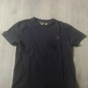 Ralph lauren t-shirt - Säljer en Ralph lauren t-shirt, använd några ggr rätt bra skick 7/10 hör av dig om du har några frågor eller funderingar!