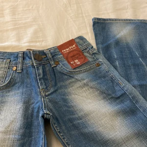Lågmidjade jeans - Helt oanvända ljusblå lågmidjade bootcut jeans i storlek w26 L32. Färgen stämmer in rätt på första och andra bilden!! Midjemått 33,5cm Innerbenslängd 84cm Kolla min profil för fler liknande💕