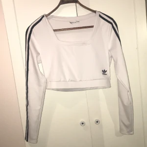 Adidas Originals croptop - Adidas Originals grop topp i storlek M, gott skick!