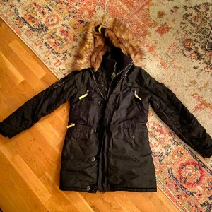 Alpha Industries PPS N3B - Säljer min jacka från Alpha Industries svart/gul i storlek L. I fint skick. Använd en säsong. 