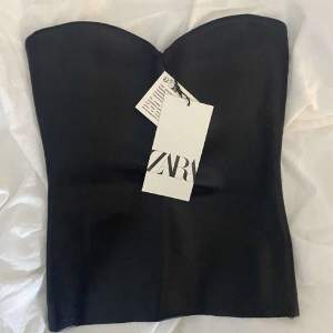 Helt ny topp från Zara med lappen kvar! säljer då den var förliten, passar XS och liten S! Perfekt nu tlll vintern💕pris kan sänkas till 150 vid snabb affär