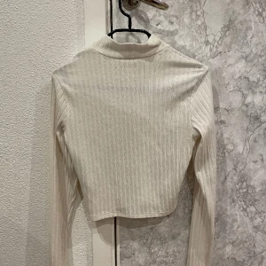 Tröja från H&M  - Vit topp i ribbstickad stil och den är i storlek s