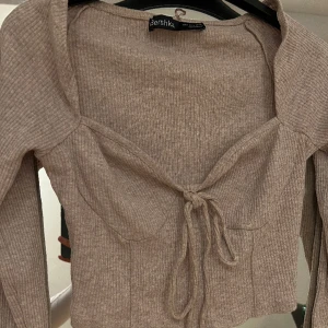 Tröja - Tröja köpt på bershka i storlek S. Öppen där framme. 💅🏽 (Frakten är inräknad i priset) 