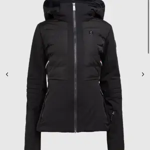 Säljer denna jackan då den inte kommer till användning längre. Den är köpt för 4 500kr men säljer för 2 500kr. Den är i bra skick, har inga defekter då den har tagit väl hand om. Den har röd /vita detaljer under bröstet.
