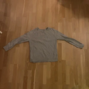 Levis tröja  - Levis lång armad tröja, skit snygg och bra passform för M.