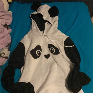 Panda hoodie - En pandahoodie som jag fått i födelsedagspresent för 2 år sedan men sen aldrig använt och söker nytt hem till 🥰