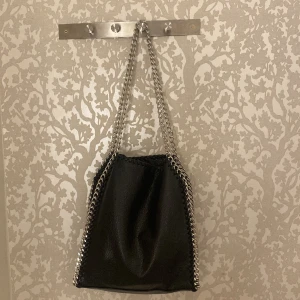 Tiamo väska  - Säljer min tiamo väska den är köpt för kanske 2 månader sedan så den är knappast använda priset kan diskuteras 