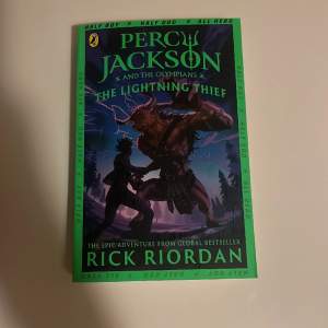Först boken av Percy jackson serien. (The lightning thief) Helt ny, har redan läst. Den är på engelska och är en extremt spännande och upplevande bok som riktats dig mot tonåringar och gillar lite action. 🫣🔥