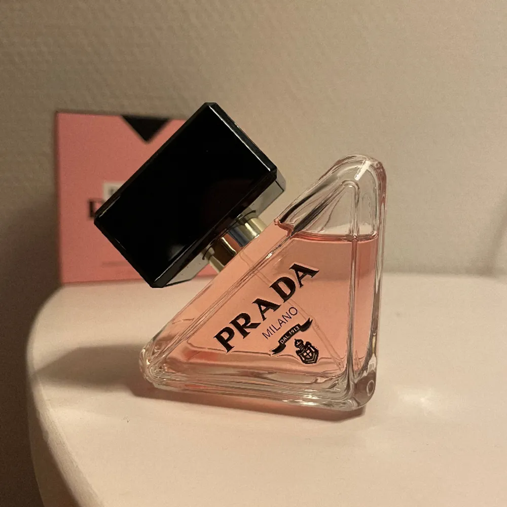 Paradoxe eau de parfum, 30 ml. Aldrig använd. Fick i julklapp, men kunde inte skicka tillbaka då kartongen till var öppnad. Nypris: 900kr. . Parfym.