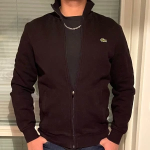 Lacoste fullzip  - Jättefin Lacoste fullzip som bara har användas ett fåtal gånger. Sitter som s/m