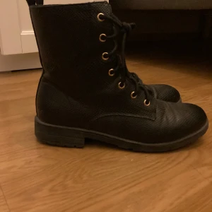 Boots  - Mina gamla boots dem e sköna och passar med typ allt säljer pga de har blivit för små 