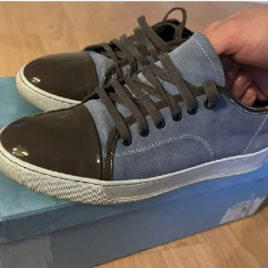 Lanvin  - Lanvin skor jätte bra skick 9.5/10  finns typ inga skador på skon storlek 43 passar oftas 1 storlek större box ingår.