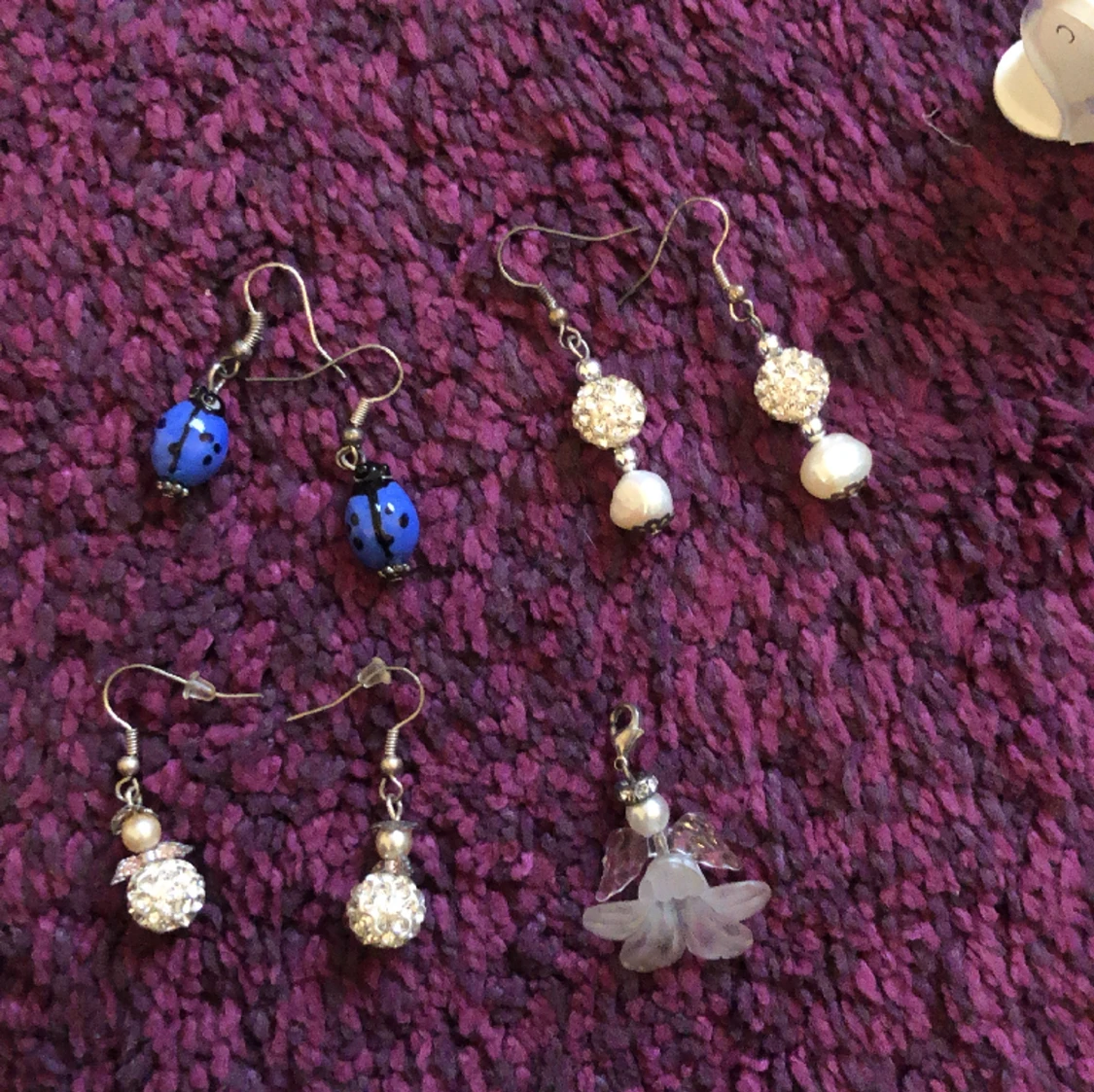 3 par örhängen och en ängelberlock