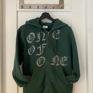 One of one hoodie - Säljer nu min one of one hoodie pågrund av förliten. Några rhinestones har lossnat från tröjan.